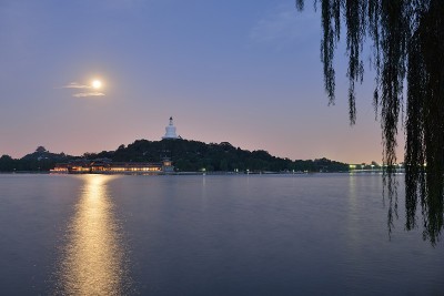 琼花岛上的白塔