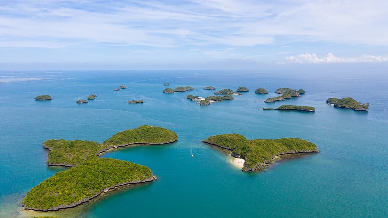 鸟瞰图的小岛屿的海滩和泻湖在百岛国家公园，Pangasinan，菲律宾。著名的旅游景点，阿拉米诺斯。