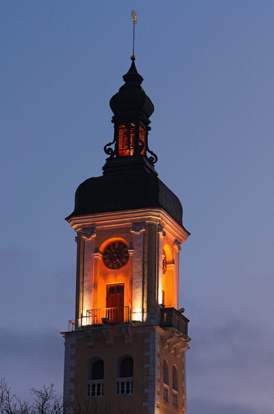 在Kamianets-Podilskyi市政厅的夜光视图。前波兰地方法官之家。市政厅上的古老的城市时