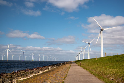 海上风车农场在海洋Westermeerwind公园，风车孤立在海上在一个美丽明媚的日子荷兰弗莱弗兰N