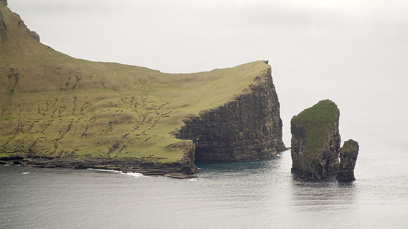 丹麦Faroe群岛上的Bøur村山上的drangarir Sea Stack和Tindhólmur岛