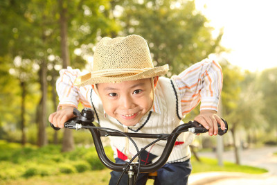 男孩在公园里骑自行车