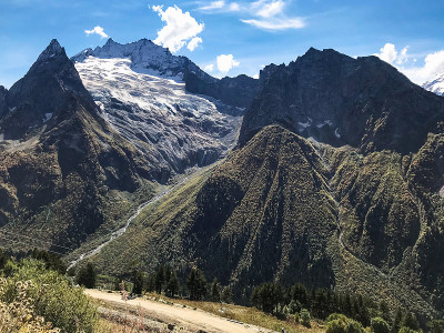 在Dombay度假村附近的山区