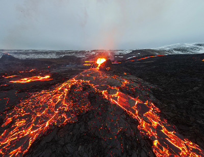 熔岩喷发火山鸟瞰图，冰岛