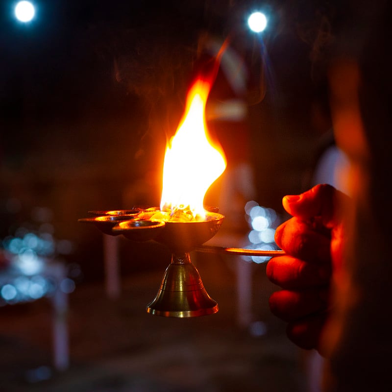 阿拉蒂在印度瑞诗凯诗举行的仪式上点火