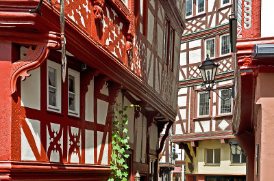 德国摩泽尔河流域:Bernkastel-Kues老城，木结构房屋