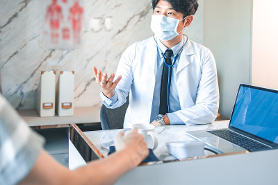 手持医生测量病人的压力。医疗工作者在检查血压或其他健康的年轻人期间。