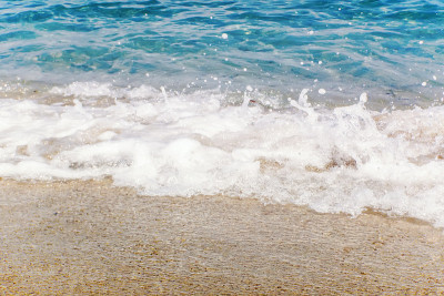 海浪蓝色的海洋在沙滩上夏天的背景
