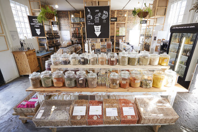 在可持续塑料包装免费杂货店展示香料