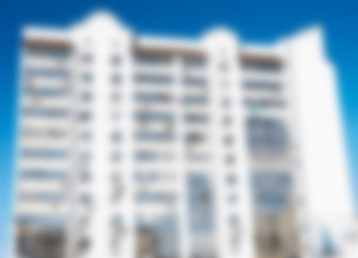 模糊的背景与多层建筑的天空。