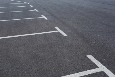 道路上有白线标出的停车场和公共汽车