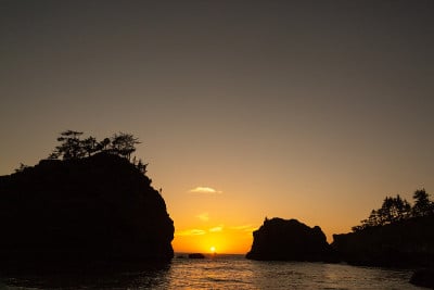 日落在秘密海滩海斯塔克群岛在俄勒冈海岸
