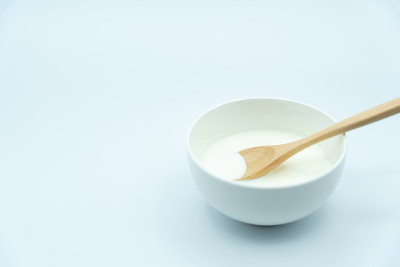 白背景下的酸奶
