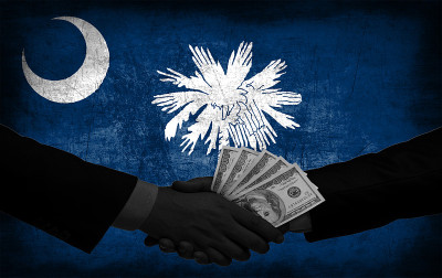 美国南卡罗来纳的两位西装革履的政治家握手