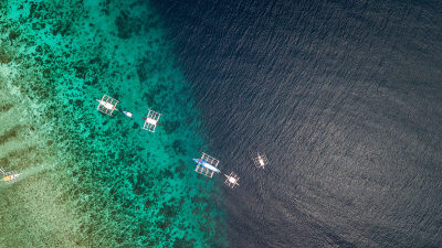 无人机鸟瞰靛蓝海和白色海滩