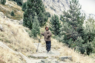 年轻的残疾人在山上徒步旅行