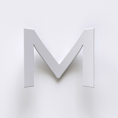 弯曲的纸字体，长阴影字母M 3D