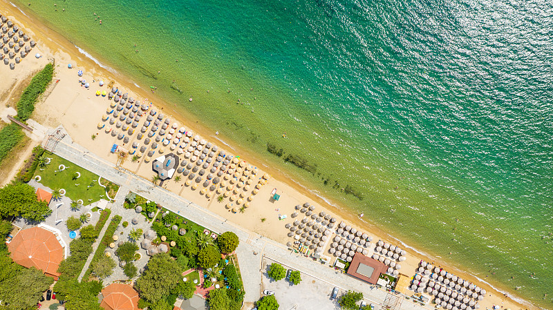 海滩鸟瞰图。美丽的自然海景在夏季时间。