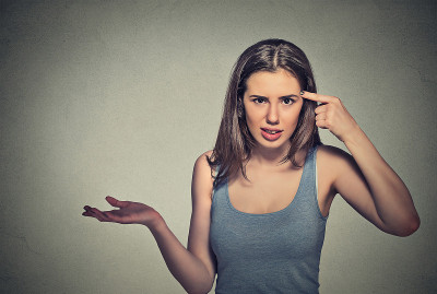 愤怒的疯女人打手势问你疯了吗?