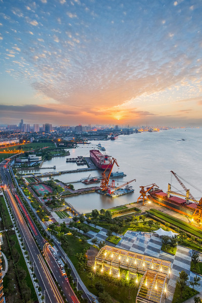 中国江苏省江阴长江港口鸟瞰图