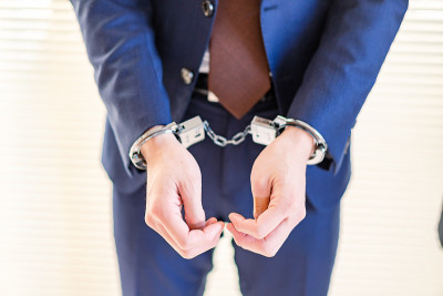被捕的商人穿着西装