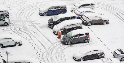 日本雪停车场和汽车