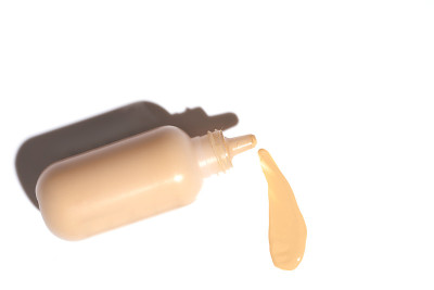 化妆美丽的特写化妆品乱破眼影为艺术。化妆师背景