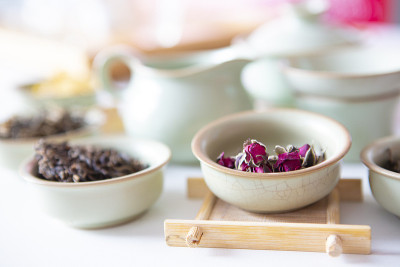 一套用来泡茶的茶叶和花。