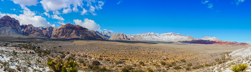 在内华达州拉斯维加斯附近的红岩峡谷罕见的降雪全景