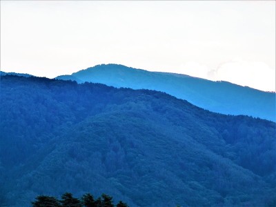 蓝色的山脉。在日本的阿尔卑斯山。