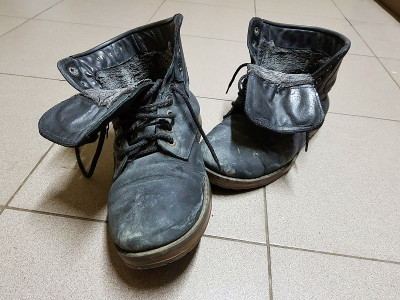 旧靴子或旧靴子在地板上