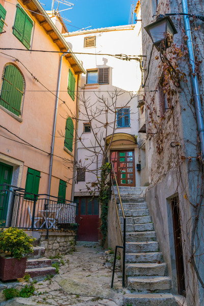 克罗地亚Rovinj，房屋之间的小铺地庭院