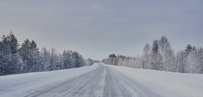 瑞典Norrbotten寒冷的冬季公路