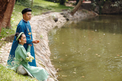 坐在河边的夫妇
