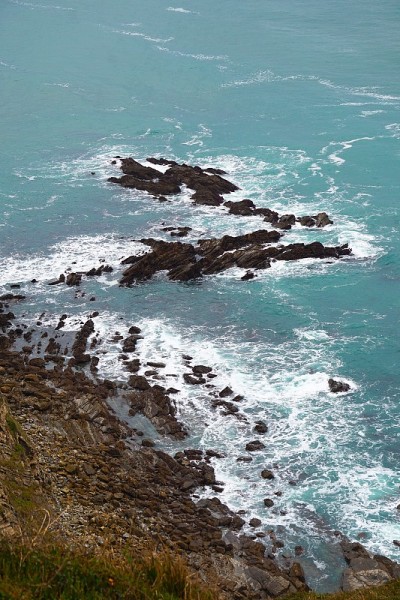 岩石和海浪在海边