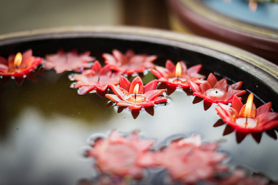 水盆风格与花烛，宗教佛教文化。