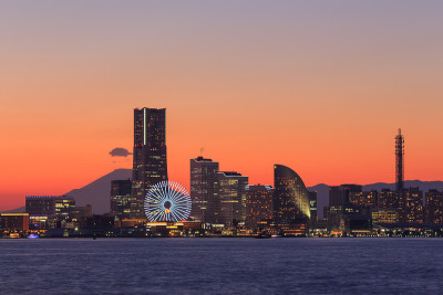 暮色中的横滨Minatomirai摩天大楼