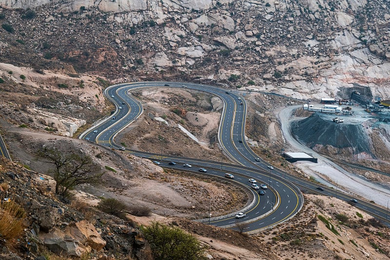 在沙特阿拉伯塔伊夫地区的Al Hada蜿蜒的道路上行驶的交通景象