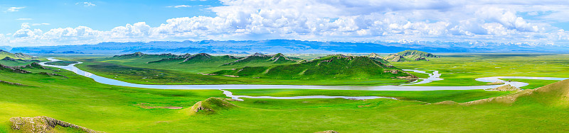 中国新疆巴音布鲁克草原自然风光。全景。