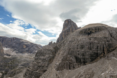 Oberbachernspitze -近距离观看一个巨大的，高的和荒凉的山墙在意大利白云石