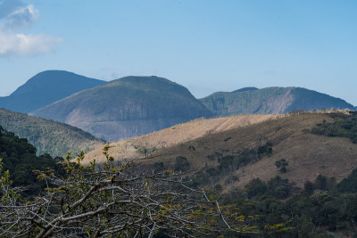 阳光明媚的一天，伊泰巴瓦的山和山丘上有一些云彩，Petrópolis。巴西里约热内卢山区。鸟瞰图。有