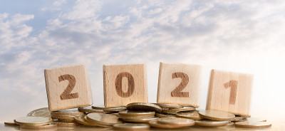 2021和硬币堆叠。