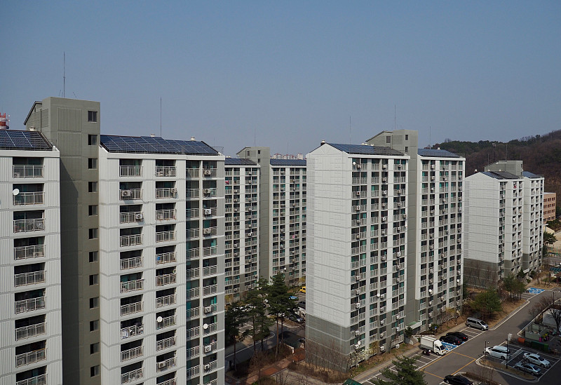 太阳能电池板安装在韩国清州城市公寓