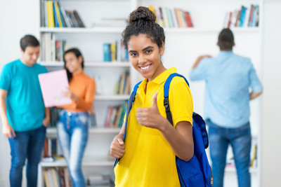 与多民族学生一起为印度女学生欢呼
