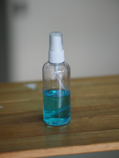 酒精在透明喷雾塑料瓶内，清洗干净，防止细菌感染，保护病毒，冠状病毒19