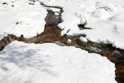 雪中的小溪(荻田山国家公园，江原道，韩国)