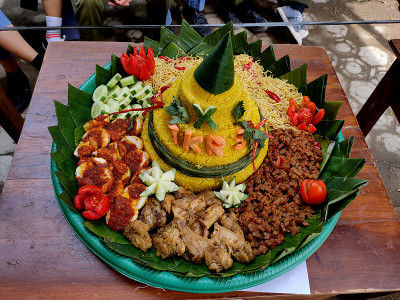 米饭Tumpeng。圆锥形黄米。一种带有配菜的印尼节日饭。印尼食品