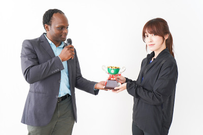 两人获得冠军奖杯