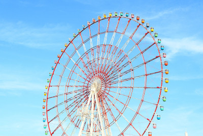 以天空为背景的五颜六色的摩天轮