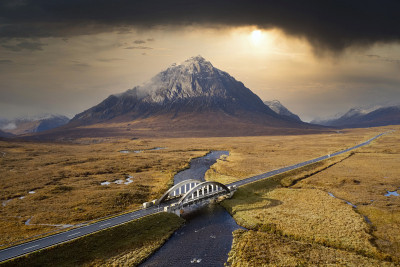 Buachaille Etive Mor在秋天俯瞰A82公路和桥梁